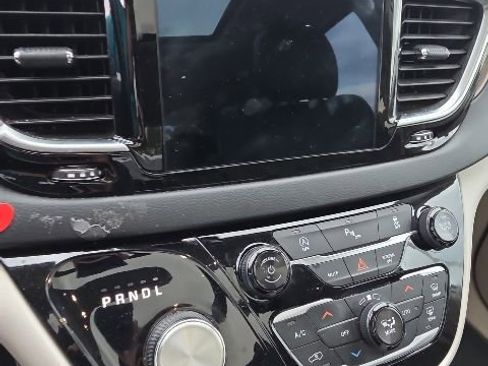 Used 2019 Chrysler Pacifica Touring-L Plus w/ Tire & Wheel Group FWD image 7