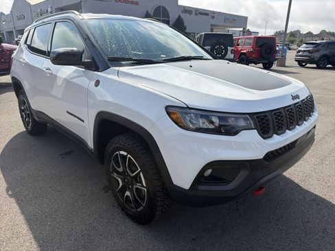 Used 2025 Jeep Compass Trailhawk w/ Trailhawk Convenience Group AWD/4WD image 3