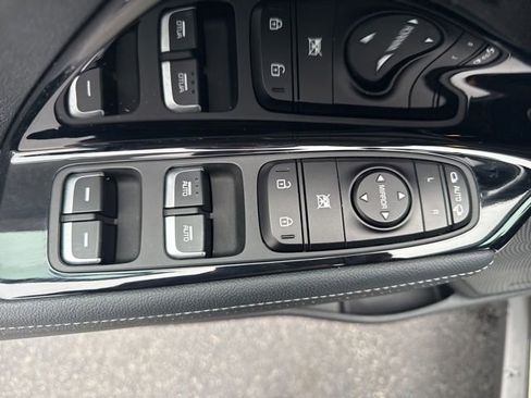 Used 2017 Kia Niro EX image 18