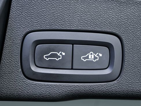 Used 2022 Volvo XC60 B5 Inscription w/ Climate Package image 34