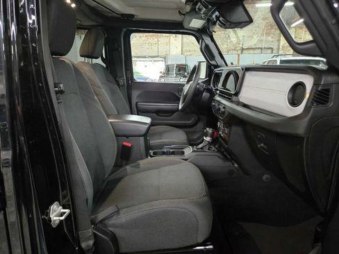 Used 2024 Jeep Wrangler Unlimited AWD/4WD image 11
