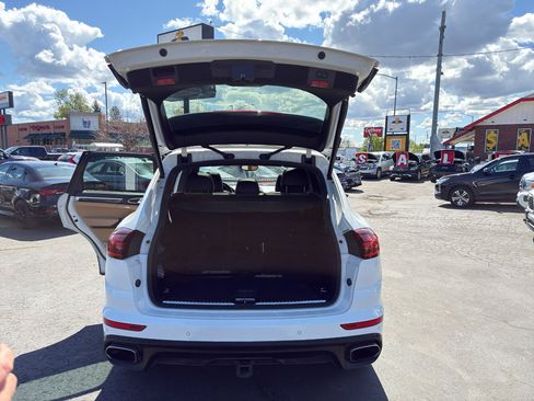 Used 2018 Porsche Cayenne Platinum Edition w/ Premium Package Plus AWD/4WD image 17