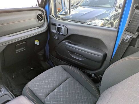 Certified 2025 Jeep Gladiator Mojave AWD/4WD image 17