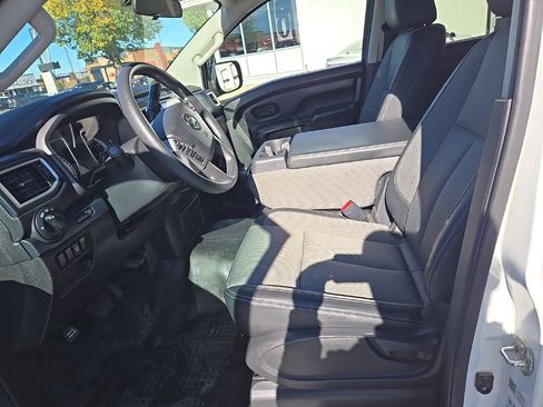 Used 2017 Nissan Titan S image 12
