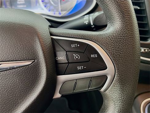 Used 2015 Chrysler 200 Limited image 28