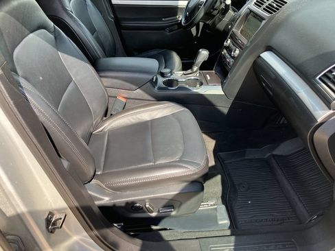 Used 2017 Ford Explorer XLT w/ Equipment Group 202A AWD/4WD image 16