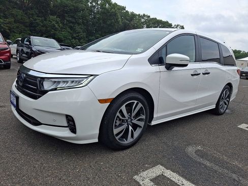 Certified 2024 Honda Odyssey Touring image 3