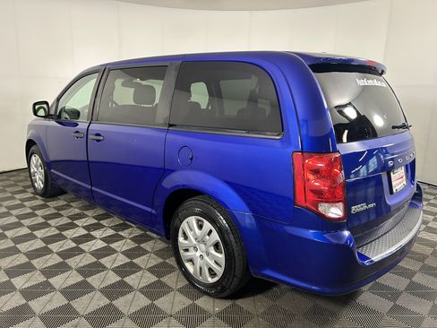 Used 2019 Dodge Grand Caravan SE w/ UConnect Hands-Free Group FWD image 3
