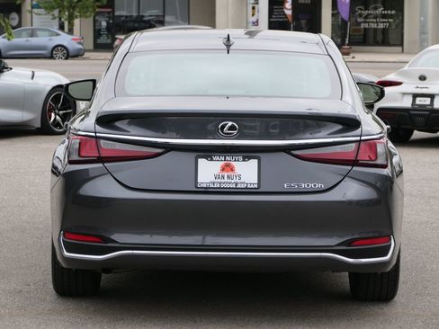 Used 2024 Lexus ES 300h w/ Accessory Package (Z2) image 6