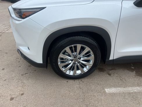 Used 2025 Toyota Grand Highlander AWD image 4