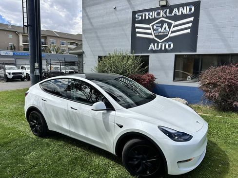 Used 2025 Tesla Model Y Long Range AWD/4WD image 2