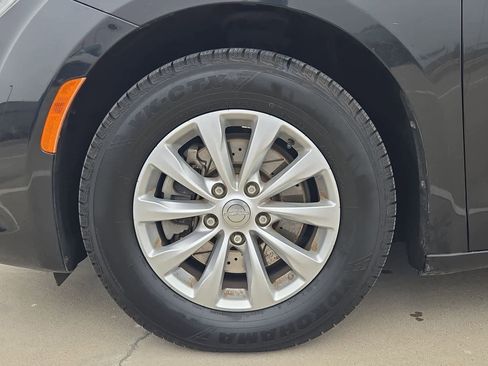 Used 2018 Chrysler Pacifica Touring-L image 12