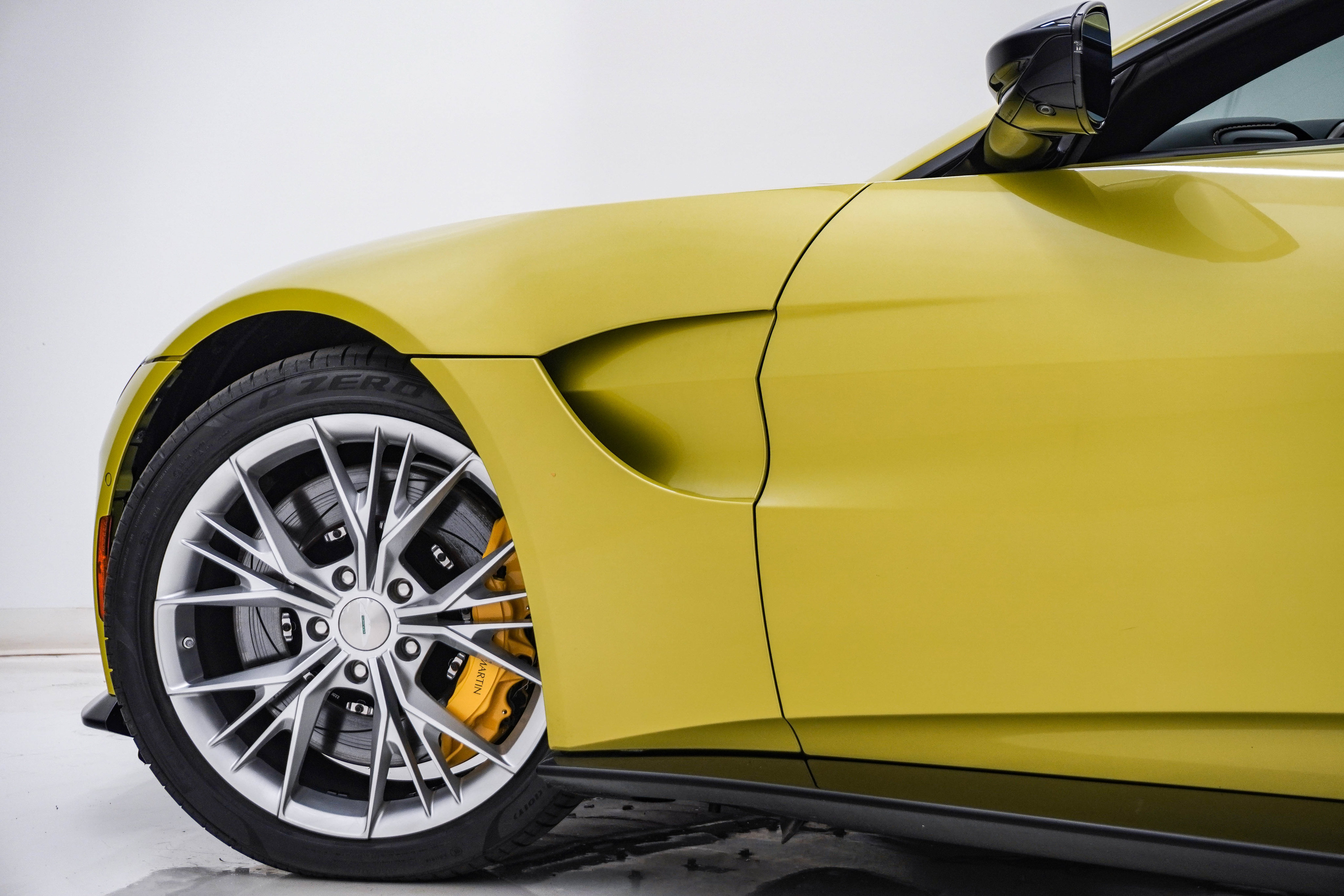 Used 2023 Aston Martin V8 Vantage Roadster RWD image 16
