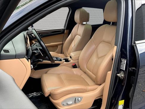 Used 2023 Porsche Macan AWD/4WD image 18