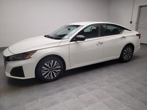 Used 2025 Nissan Altima 2.5 SV FWD image 2