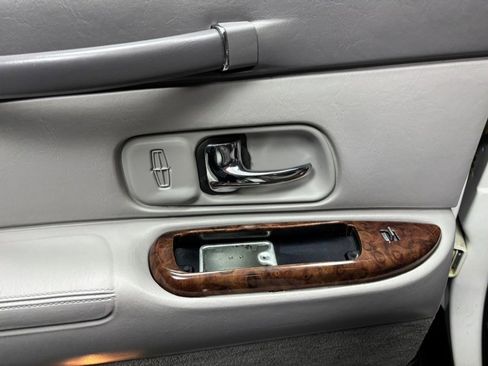 Used 1997 Lincoln Town Car Signature image 31
