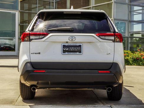 Used 2019 Toyota RAV4 LE FWD image 11