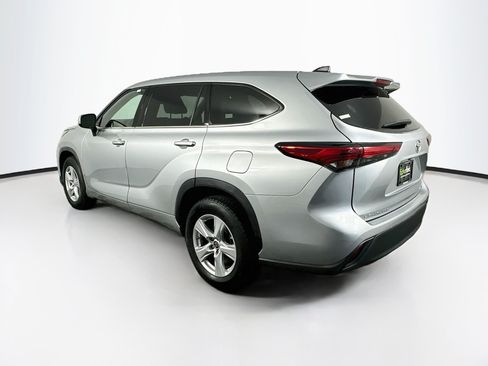 Used 2022 Toyota Highlander LE FWD image 5