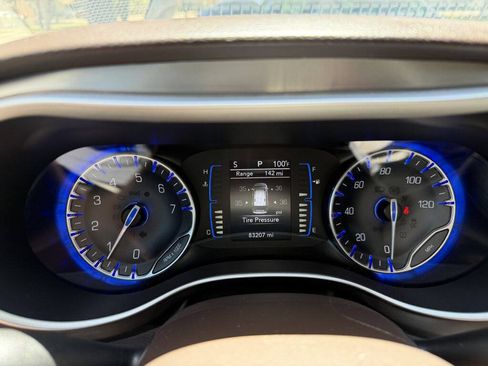 Used 2017 Chrysler Pacifica Touring FWD image 12