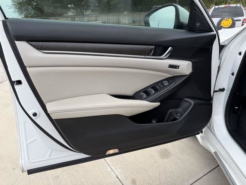 Used 2020 Honda Accord Touring image 12