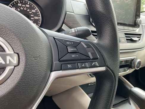 Used 2025 Nissan Altima 2.5 SV FWD image 30