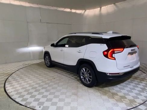 Used 2023 GMC Terrain SLT image 9