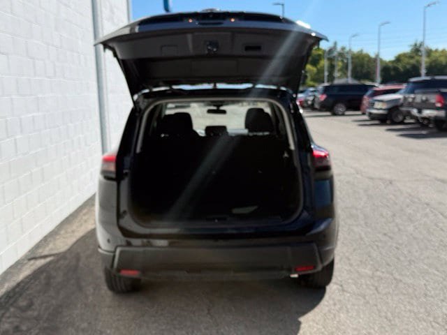 Used 2024 Nissan Rogue S FWD image 9