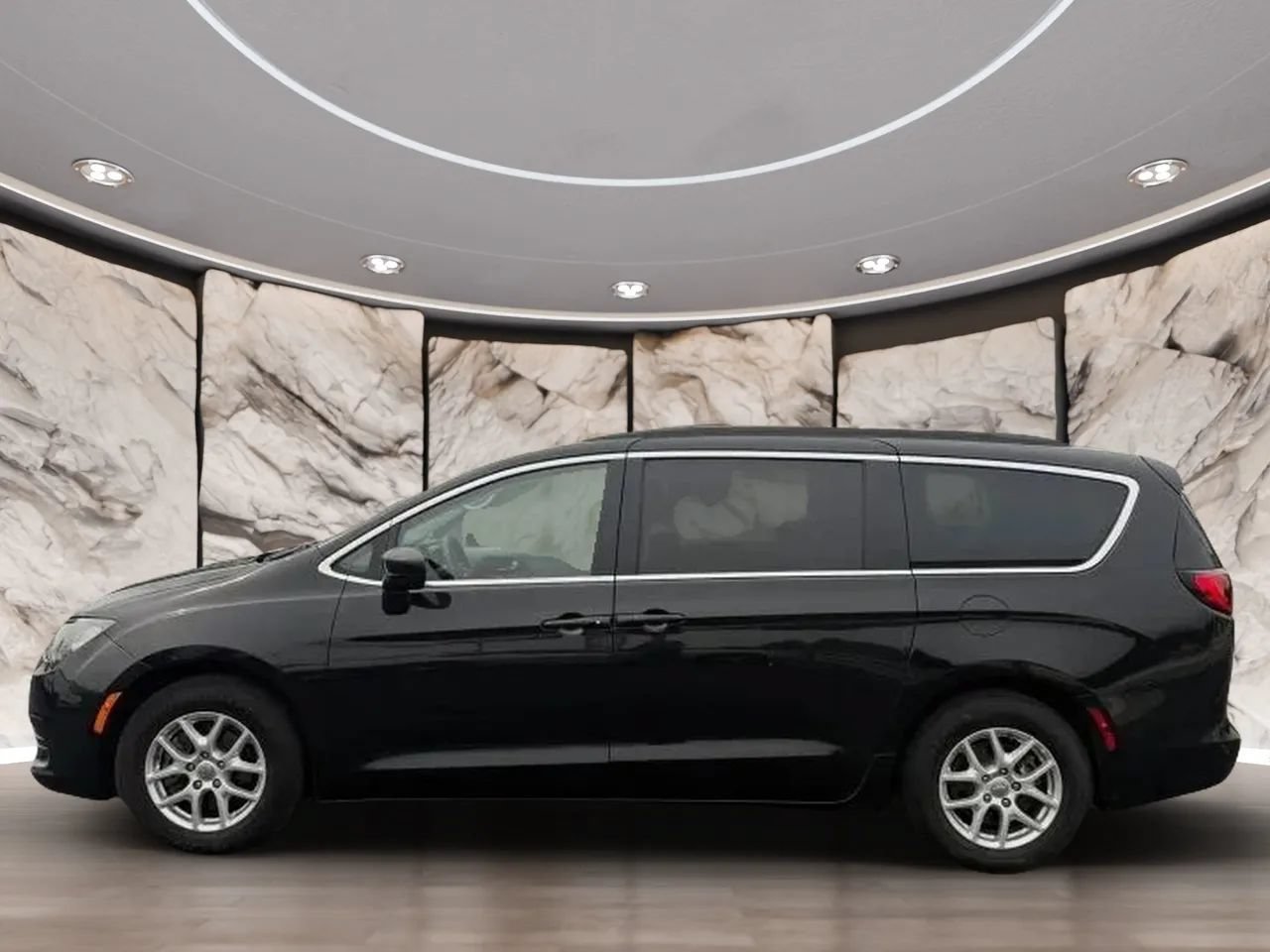 Used 2020 Chrysler Voyager Lxi FWD image 4