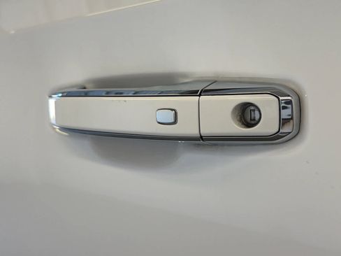 Used 2023 Chevrolet Suburban Premier image 11