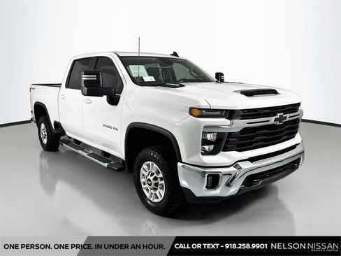 Used 2024 Chevrolet Silverado 2500 LT w/ Convenience Package AWD/4WD image 3
