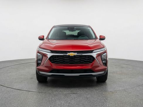 Used 2025 Chevrolet Trax LT FWD image 2