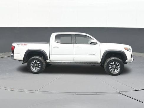 Used 2018 Toyota Tacoma TRD Off-Road AWD/4WD image 17