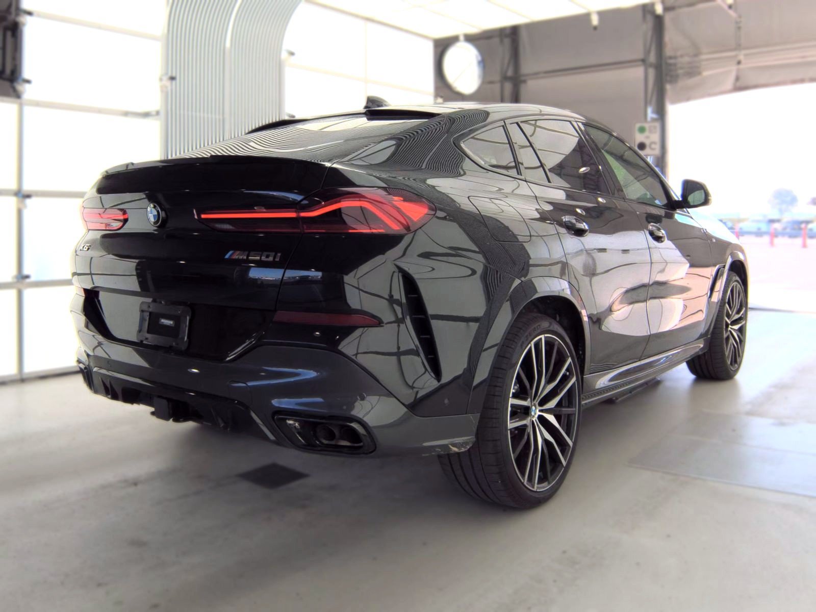 Used 2020 BMW X6 M50i w/ Premium Enhanced Package AWD/4WD image 4