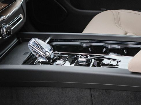 New 2027 Volvo XC60 B5 Plus AWD/4WD image 27
