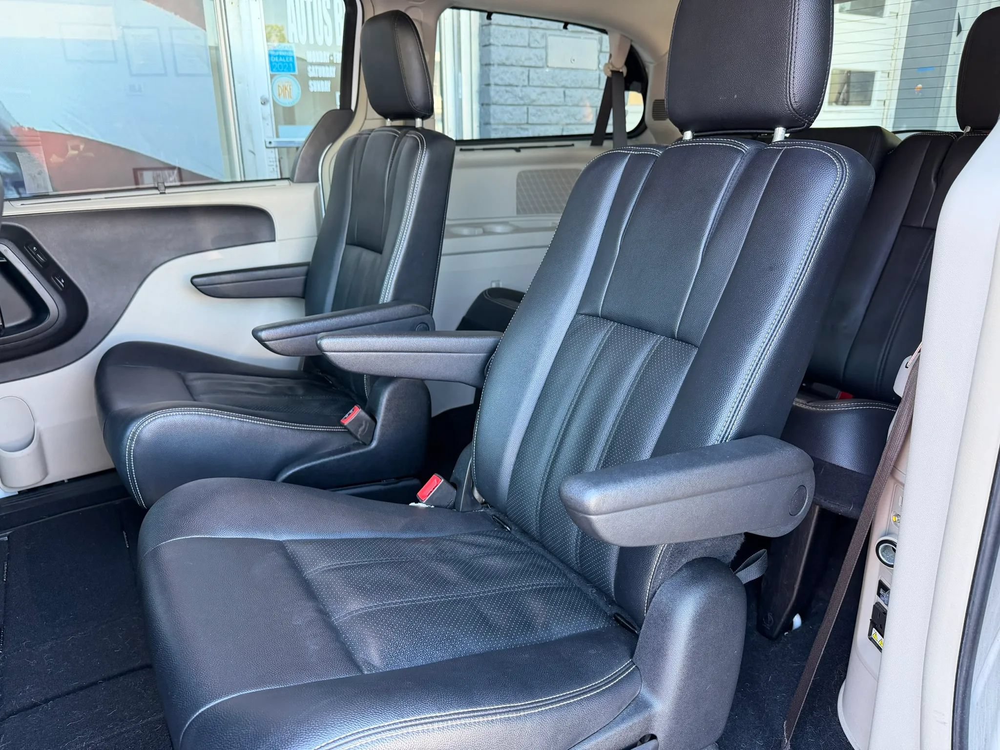 Used 2016 Chrysler Town & Country Touring-L FWD image 11