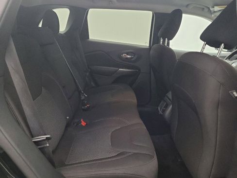 Used 2019 Jeep Cherokee Latitude w/ Popular Appearance Group FWD image 19