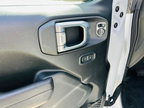 Used 2024 Jeep Gladiator Sport image 11