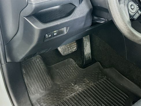 Used 2021 Toyota RAV4 LE AWD/4WD image 16
