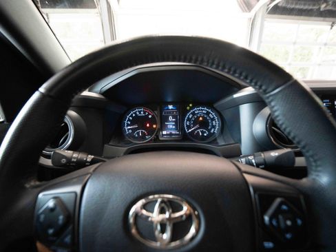 Used 2022 Toyota Tacoma TRD Sport AWD/4WD image 15