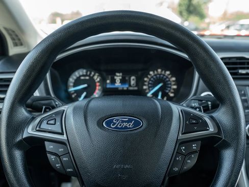 Used 2017 Ford Fusion SE FWD image 16