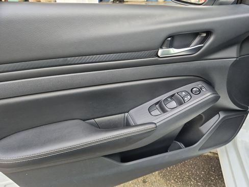 Used 2024 Nissan Altima 2.5 SV FWD image 12