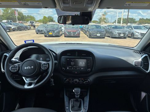Used 2025 Kia Soul LX w/ LX Technology Package FWD image 26