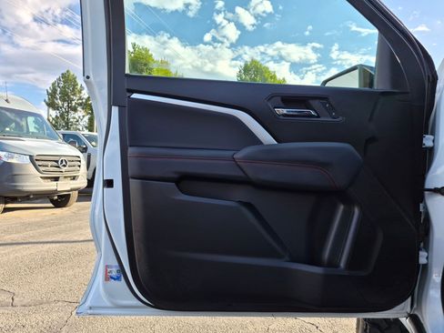 Used 2024 Chevrolet Colorado Z71 w/ Z71 Convenience Package 2 AWD/4WD image 15