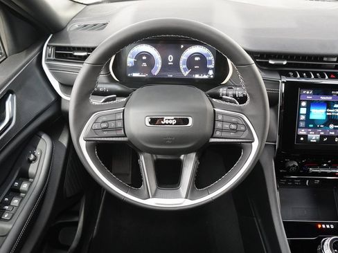 New 2025 Jeep Grand Cherokee L Altitude image 9