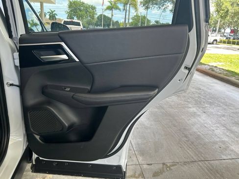 Used 2024 Mitsubishi Outlander SE AWD/4WD image 30