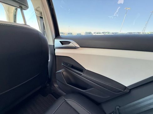 Certified 2025 Volkswagen Taos SE FWD image 18