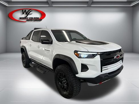 Used 2025 Chevrolet Colorado ZR2 w/ Midnight Edition AWD/4WD image 3
