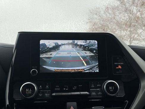 Used 2024 Toyota Highlander Limited image 17