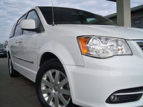 Used 2015 Chrysler Town & Country Touring image 18