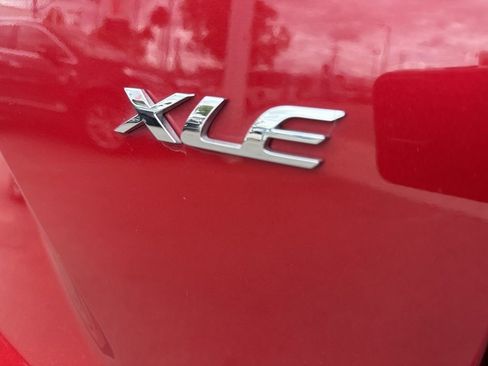 Used 2022 Toyota Corolla Cross XLE w/ Convenience Package FWD image 5